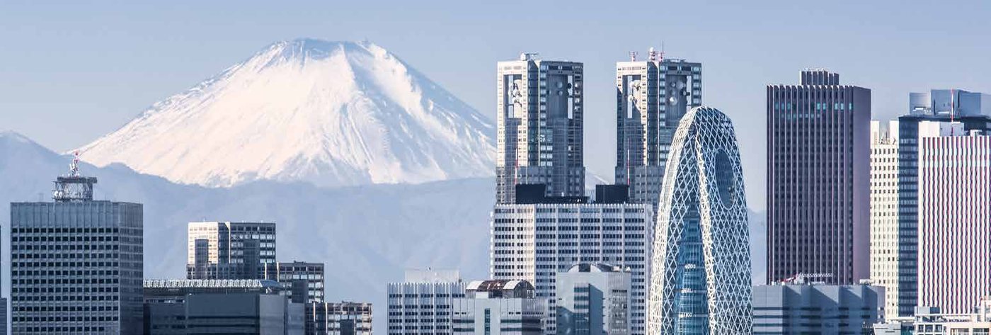 Die Skyline von Tokio, dahinter der schneebedeckte Fuji