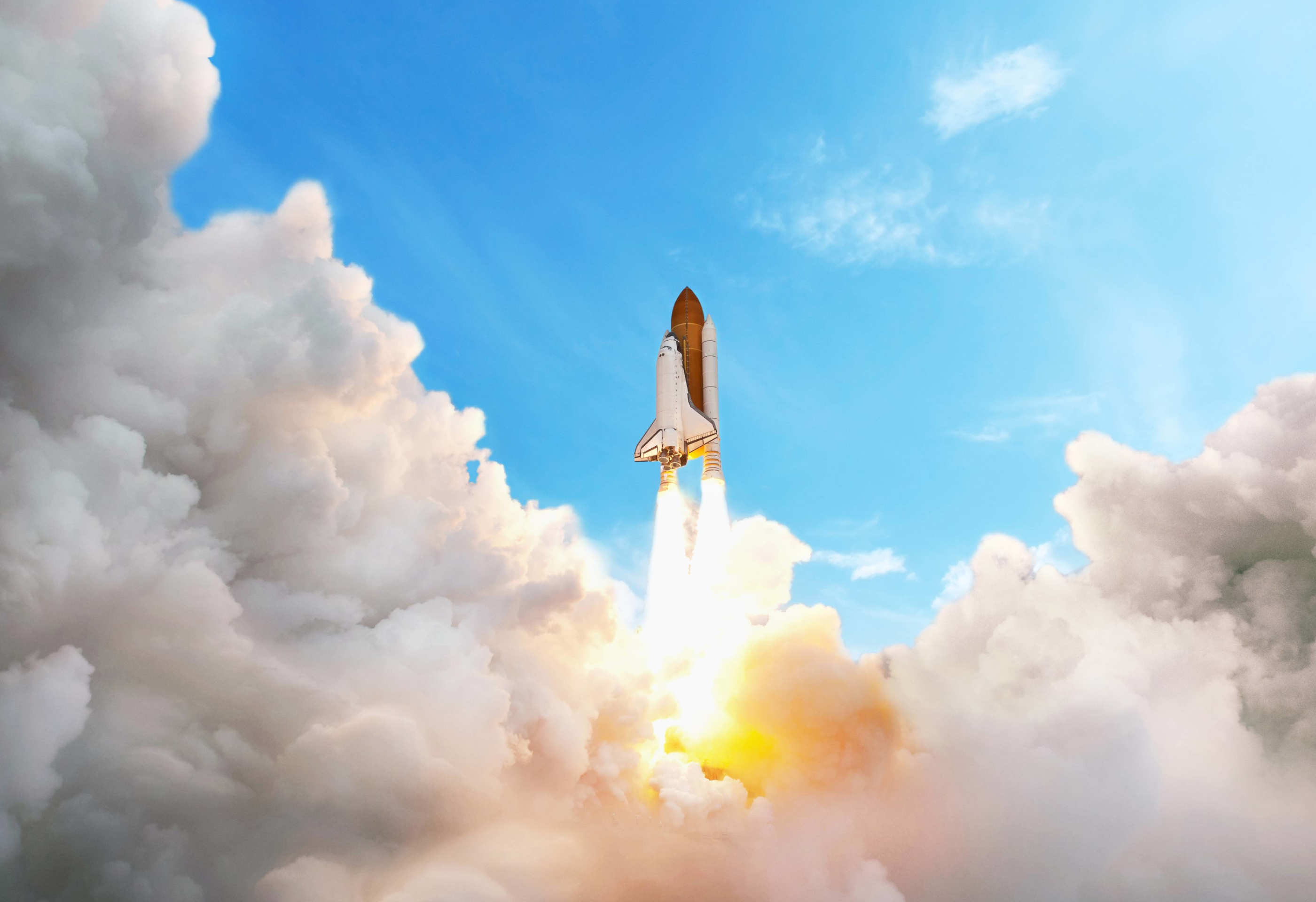 Eine startende Rakete steigt durch eine Wolkendecke