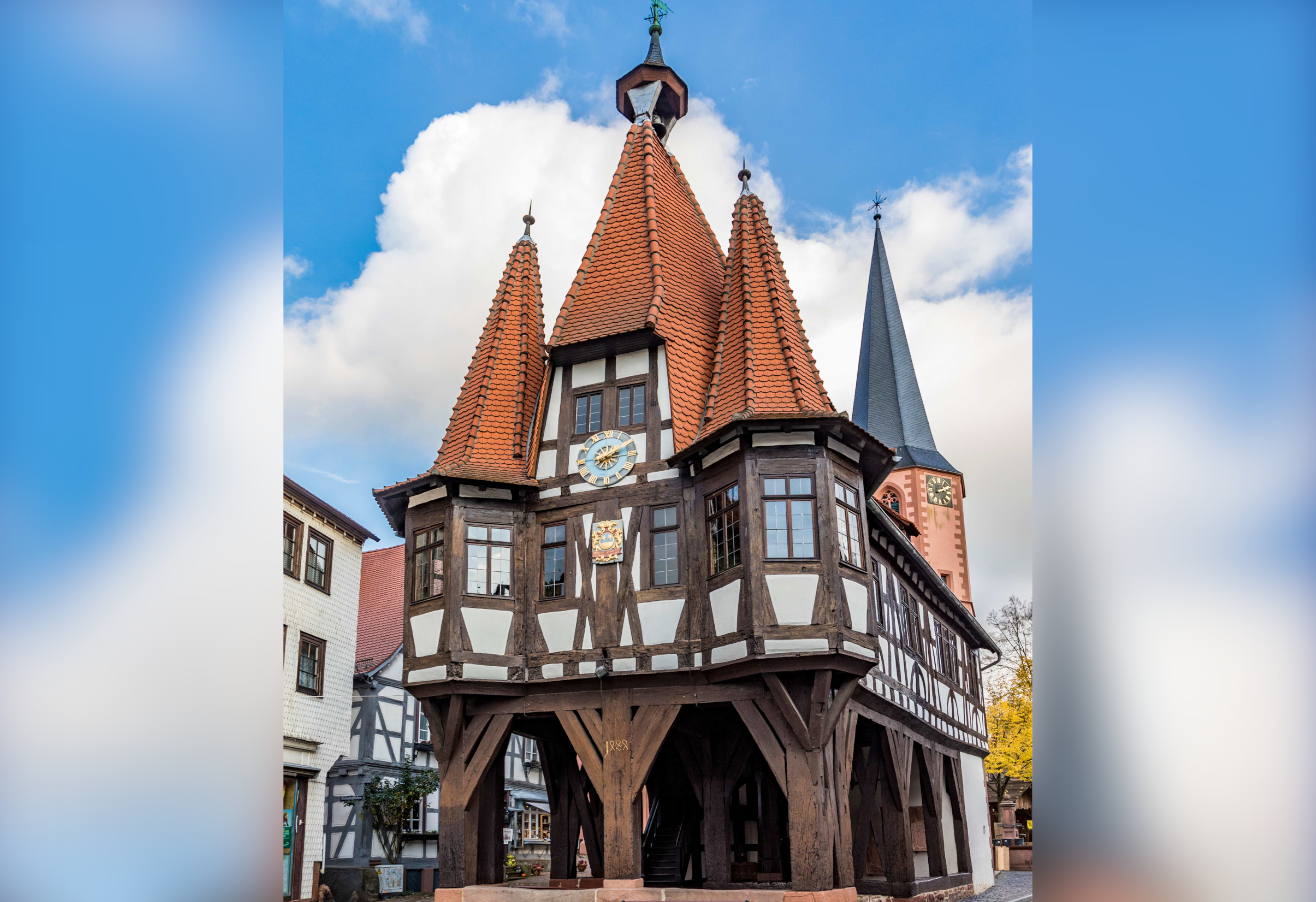 Das historische Rathaus von Michelstadt im Odenwald, ein Fachwerkbau mit drei Türmchen